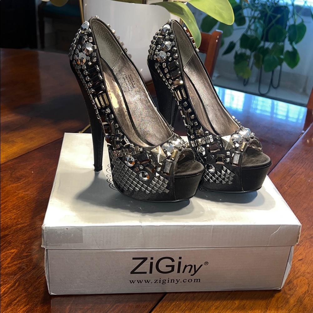 Ziginy Royale peep toe heel pumps